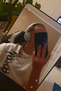 A profile image of Mishel