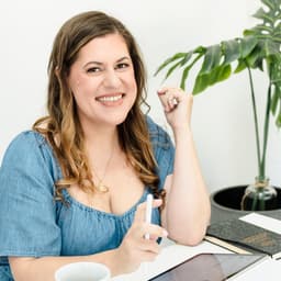 A profile image of Cristina Robinson | The Lovely Geek