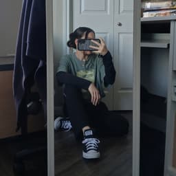 A profile image of jay elise