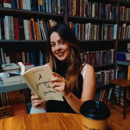 A profile image of Juliana Leão