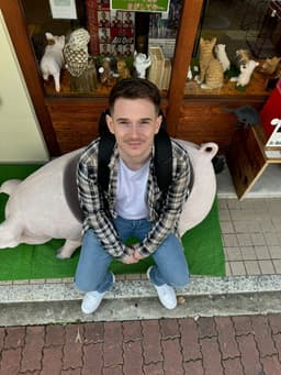 A profile image of lookitslewis