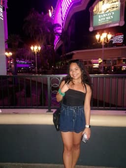 A profile image of Lauren Barri