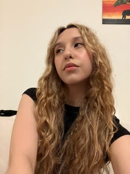 A profile image of Lola