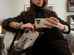 A profile image of Ale