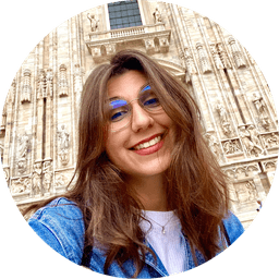 A profile image of La Deb Trotteuse