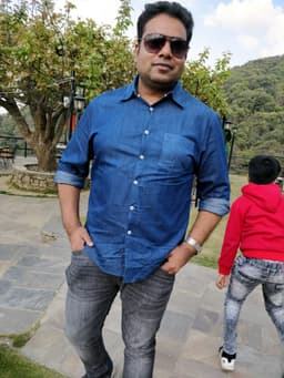 A profile image of vinaximus