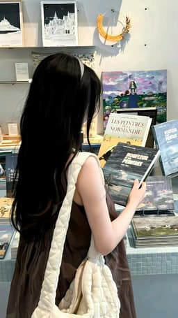 A profile image of Nini