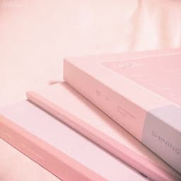 A profile image of em