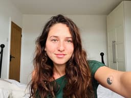 A profile image of Luana