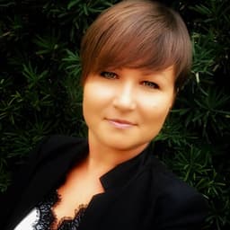 A profile image of Elena Ingram