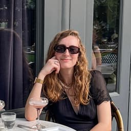 A profile image of Sincerely, Adri - Travel | Work | Life