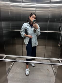 A profile image of May Lomelin