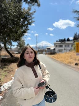 A profile image of Riwa