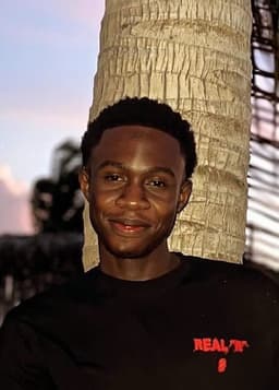 A profile image of Rolando Fender