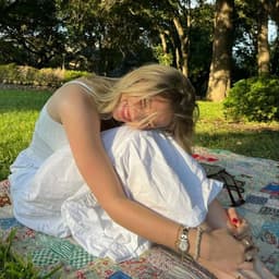 A profile image of Tee