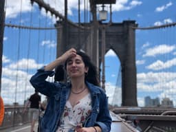 A profile image of Helene