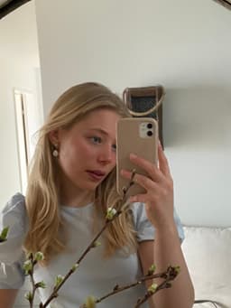 A profile image of Leila