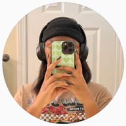 A profile image of Rayna Tova