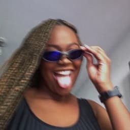 A profile image of Thais Santos